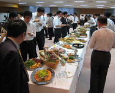 赤外線アレイセンサフォーラムの立食スタイルの展示会風景