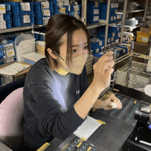 光を当ててレンズを目視検査する様子