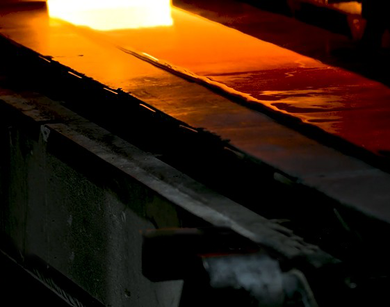 機械を用いた受託溶解イメージ画像